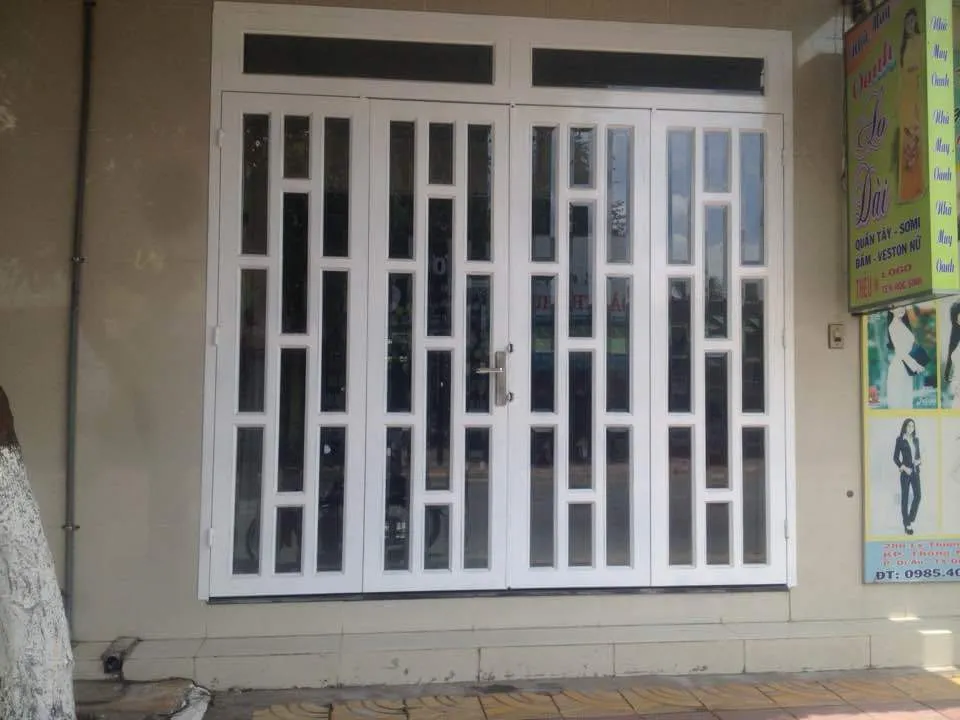 Cửa sắt 4 cánh thiết kế ô kính toàn phần đẹp, hiện đại