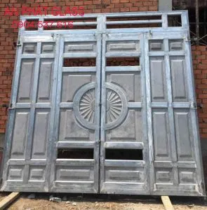 Mẫu cửa sắt 4 cánh chia ô, dưới pano bịt tôn huỳnh