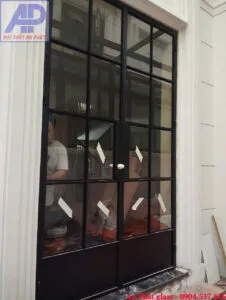 Cửa sắt pano tôn, kính chia ô trang trí