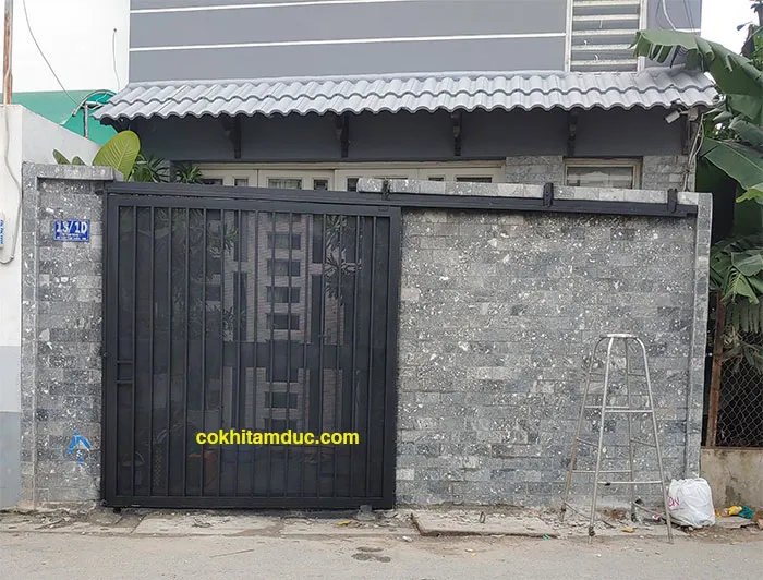 Cửa sắt lùa 1 cánh nhà phố gắn thêm lưới