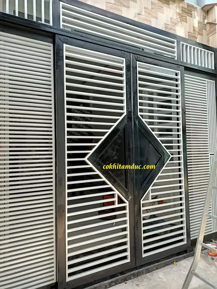 Cửa cổng sắt lùa. 2 cánh bìa cố định, 2 cánh giữa lùa sang 2 bên