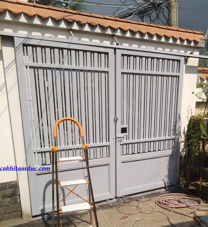 Cửa sắt lùa 2 cánh. Lùa sang 2 bên