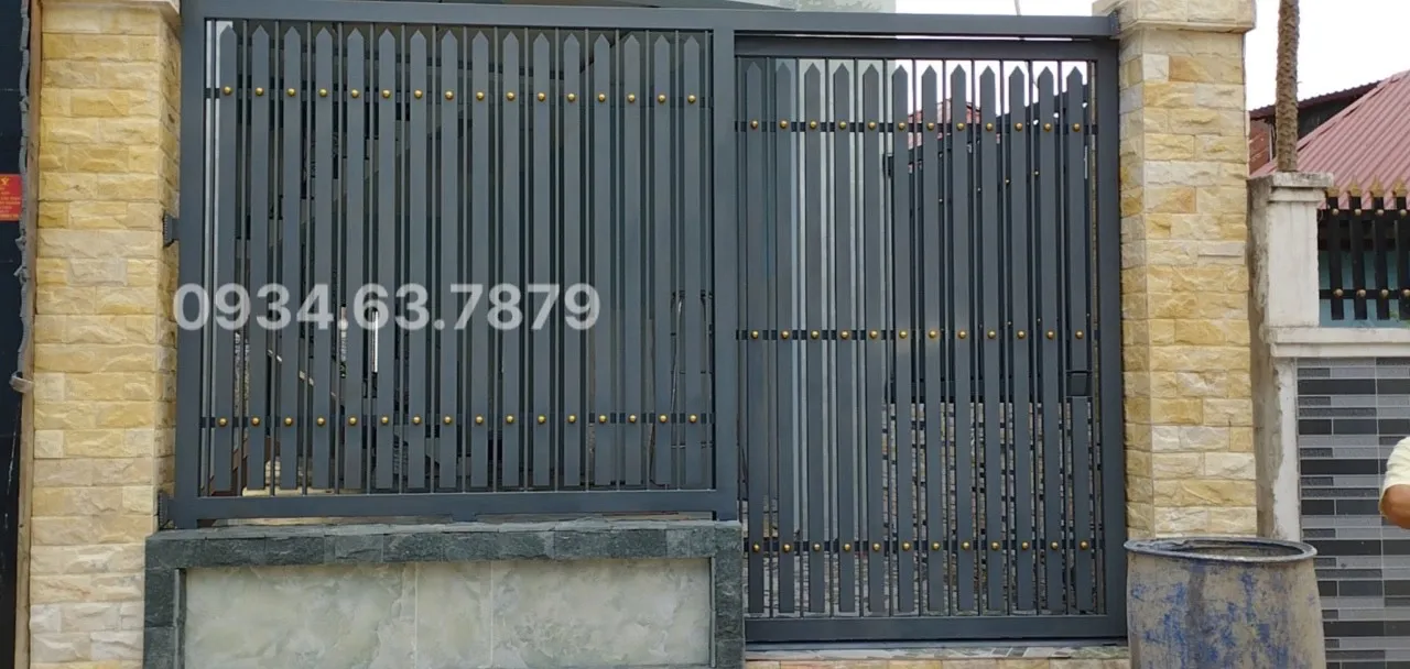 Cửa sắt lùa treo tại Bình Chánh, TP HCM. Cửa sắt lùa 1 cánh xếp sang bên hông. Sơn màu xám xingfa