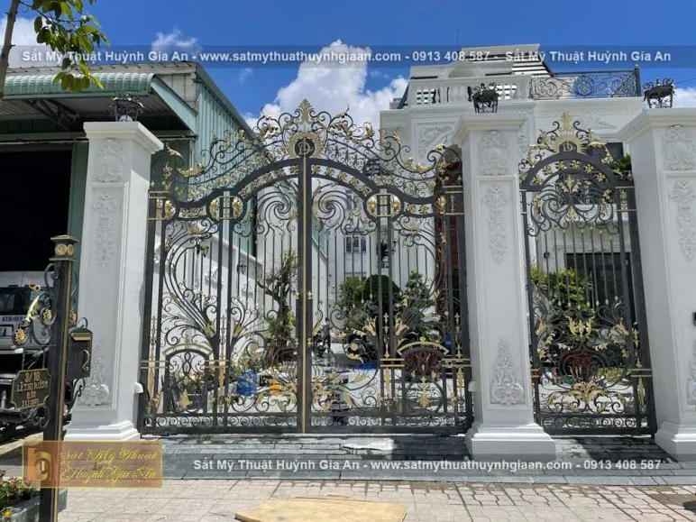 Mẫu cổng sản phẩm sắt mỹ thuật thời thượng, thẩm mỹ cao cho căn biệt thự thêm phần xa hoa