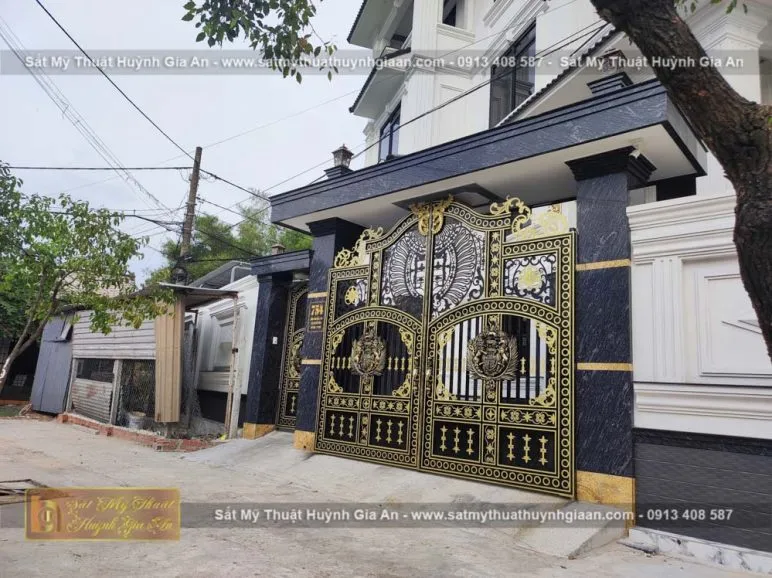 Cửa cổng sắt đẹp với chất liệu sắt mỹ nghệ vuông đặc bền chắc