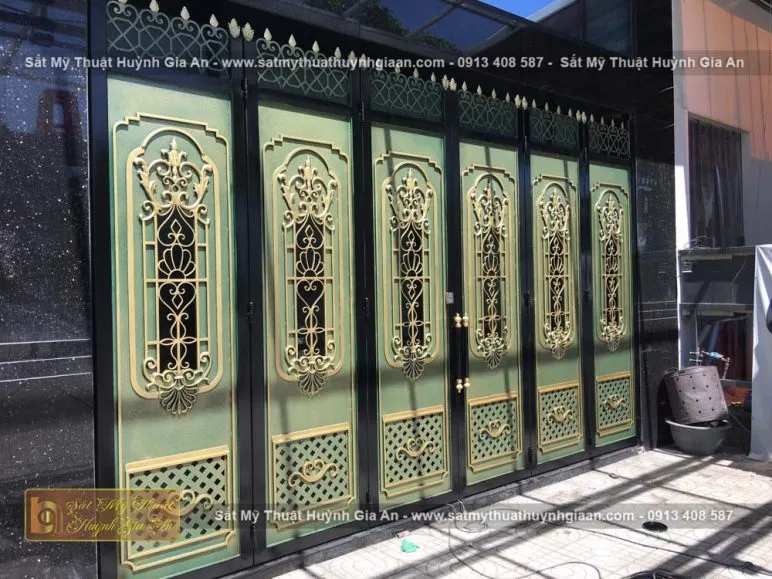 Cổng sắt mỹ nghệ đẹp cổ điển thích hợp cho những công trình có diện tích lớn