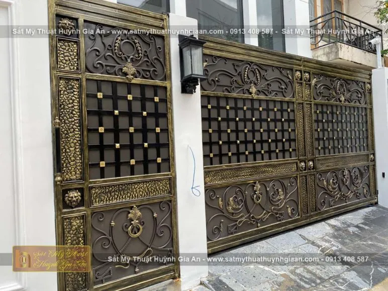 Cửa sắt mỹ thuật dạng kín mang vẻ đẹp mạnh mẽ, đầy uy lực