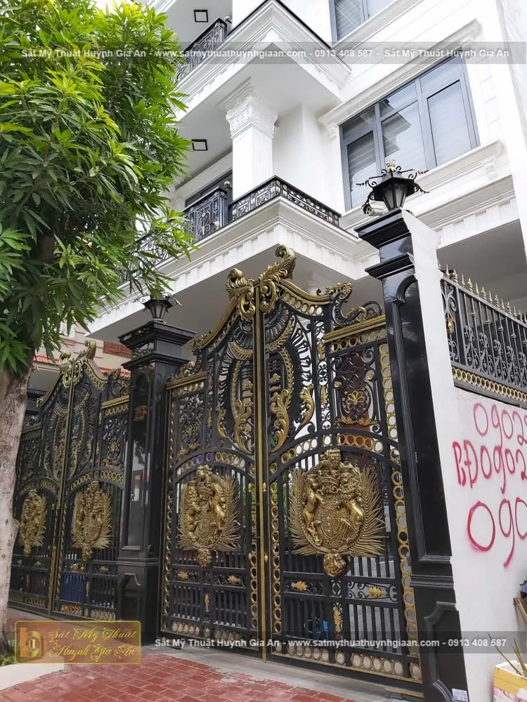 Cổng sắt mỹ nghệ đẹp cổ điển phù điêu sư tử thích hợp cho những công trình có diện tích lớn