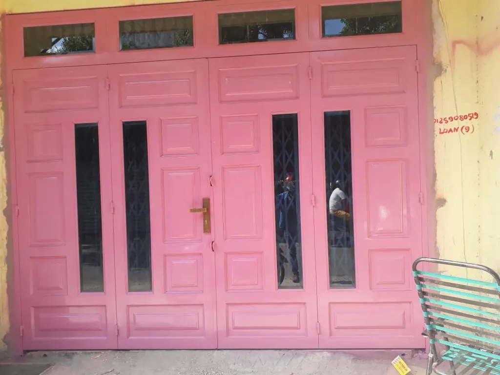 Cửa sắt pano 4 cánh màu hồng lắp đặt tại Gò Vấp