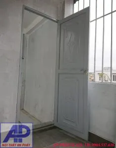 Mẫu cửa sắt 1 cánh bịt tôn huỳnh cả trên và dưới