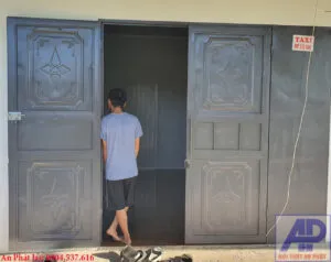 Mẫu cửa sắt tôn huỳnh đẹp cho phòng trọ