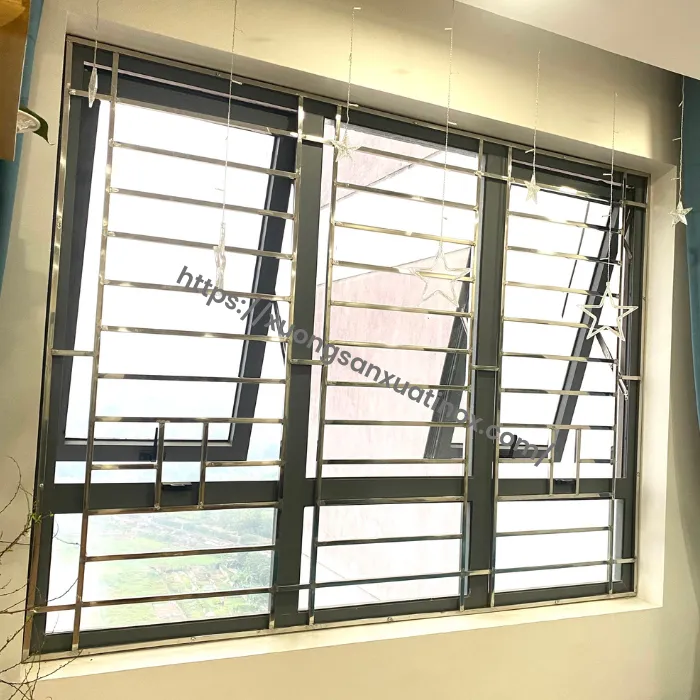 Cửa sổ inox 304 với khung hộp 15x15mm và song ngang gia cường, thể hiện cấu trúc chắc chắn cho chung cư cao tầng