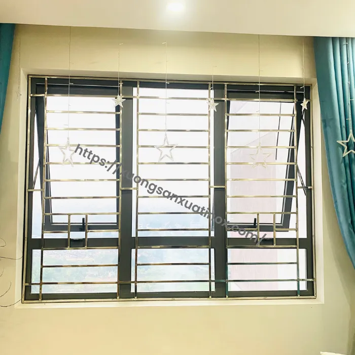 Khung cửa sổ inox 304 hoàn thiện với bề mặt bóng sáng, thể hiện tính thẩm mỹ cao và độ bền vượt trội