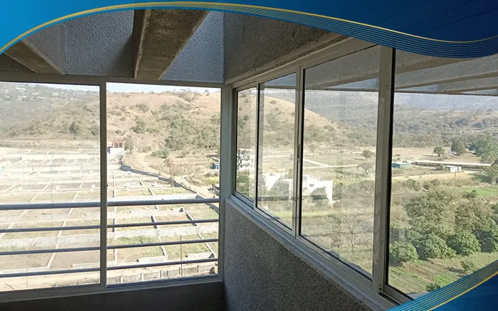 Cửa sổ nhựa lõi thép 4 cánh màu trắng lắp đặt ở ban công