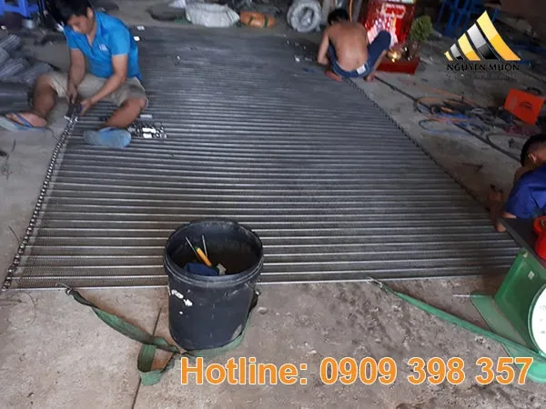 Lưới băng tải inox vận chuyển hàng hóa hiệu quả trên xa