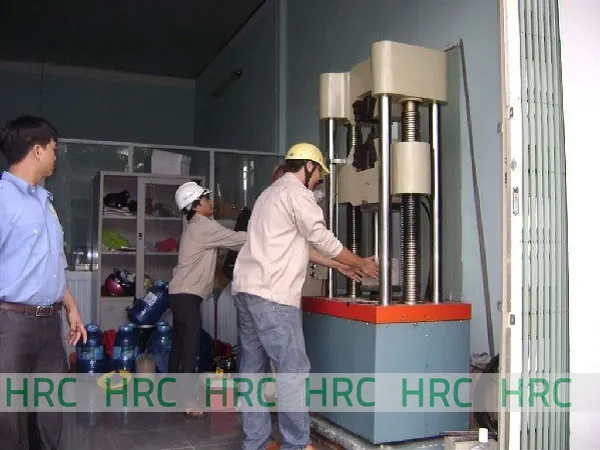 Thử nghiệm xác định cường độ chịu nén của viên bê tông mẫu