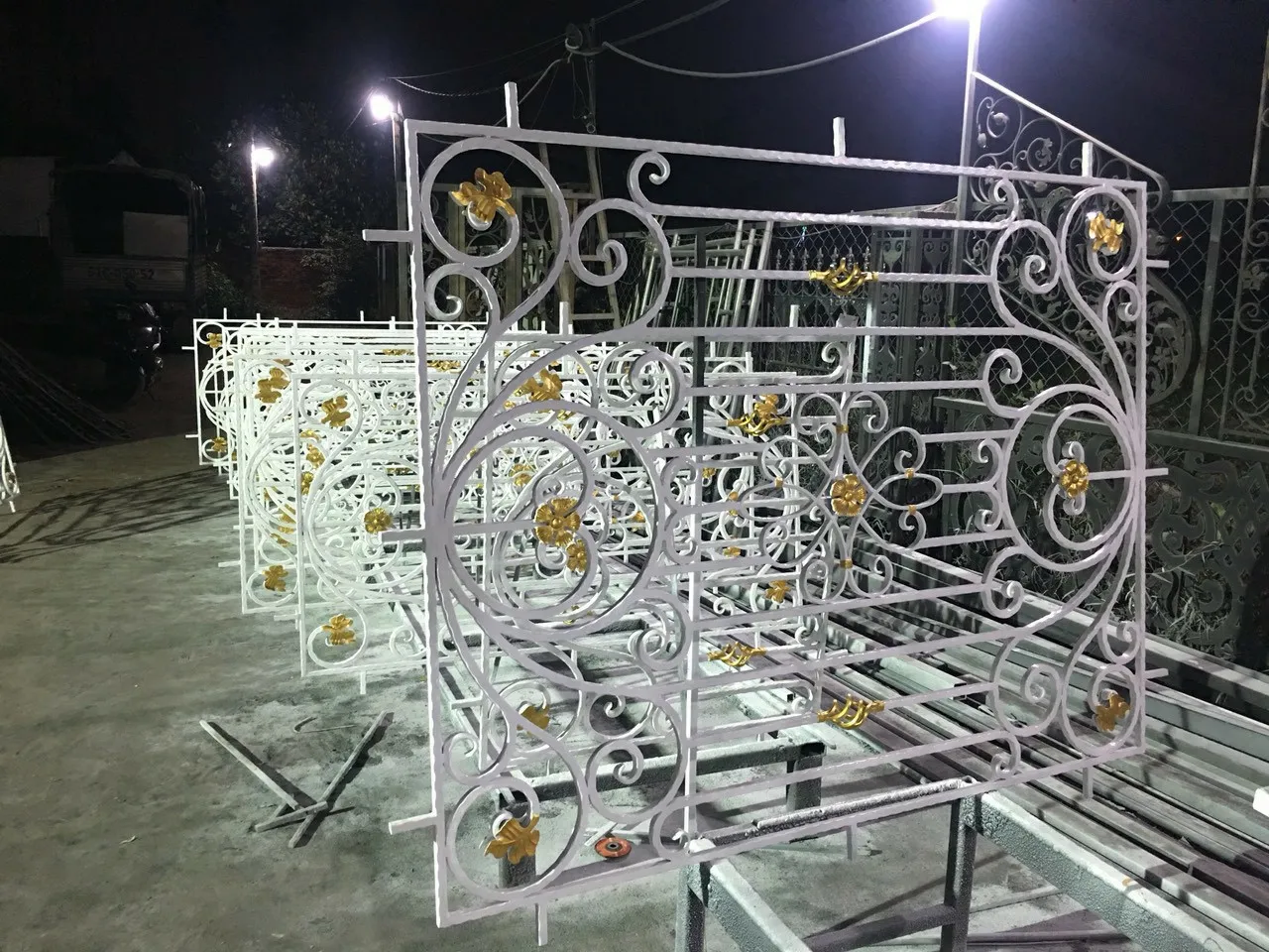 Thiết kế song sắt nghệ thuật với chi tiết tinh tế