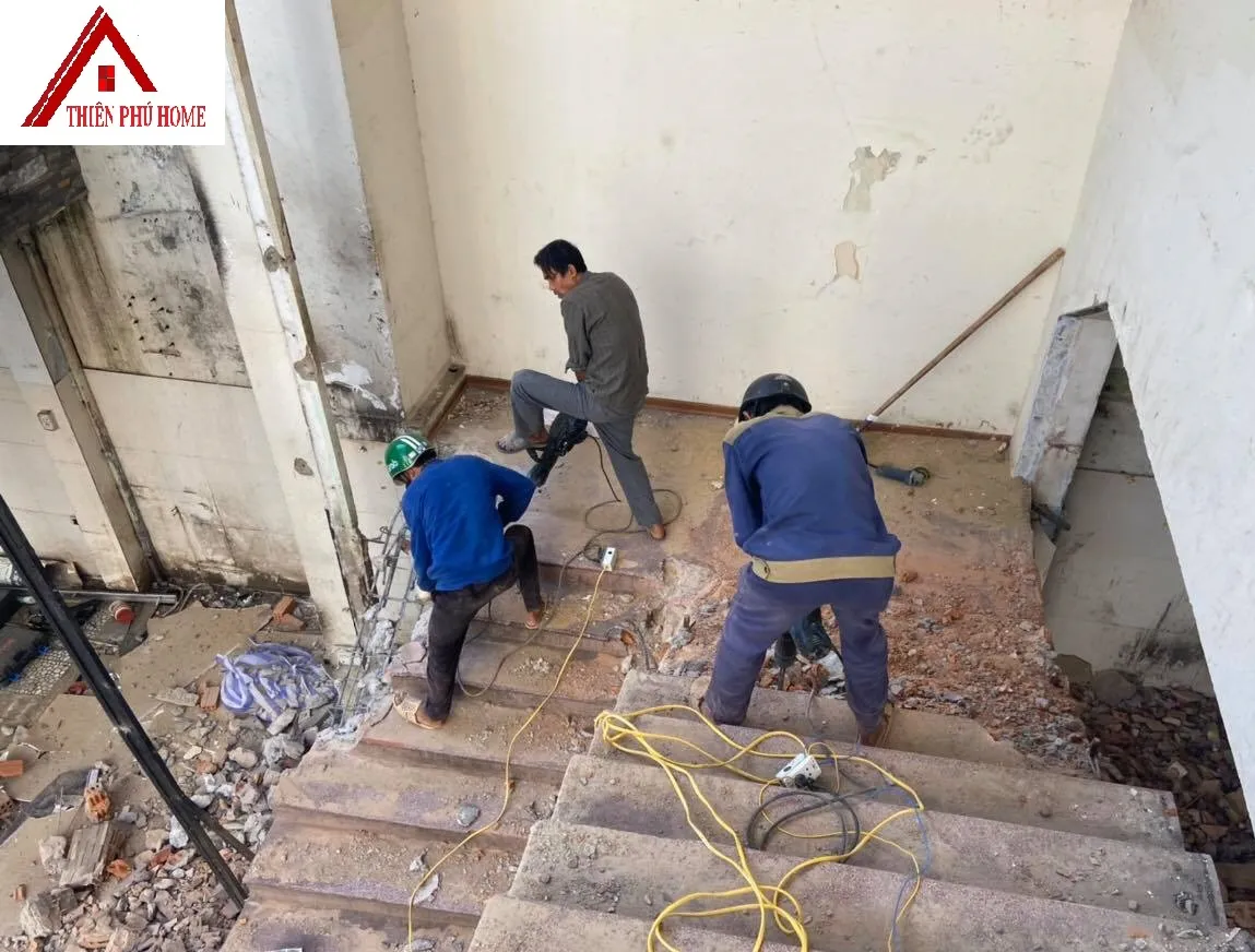 Đập phá cầu thang