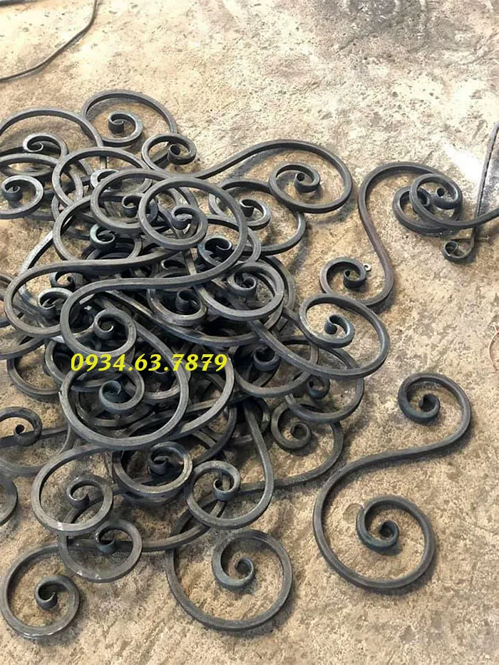 Thợ dành nghề nhìn kỹ sẽ thấy đầu bông uốn rất sắc nét, tròn, đẹp, độ nét to, nhỏ hài hòa, vòng tròn đều đẹp.