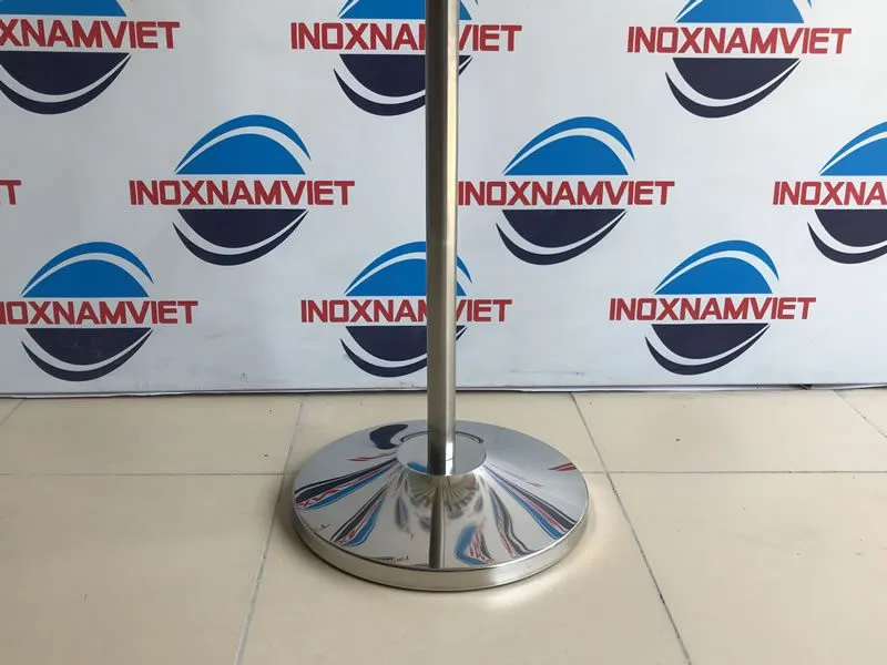 Cận cảnh phần đế chắc chắn của cột cờ inox văn phòng