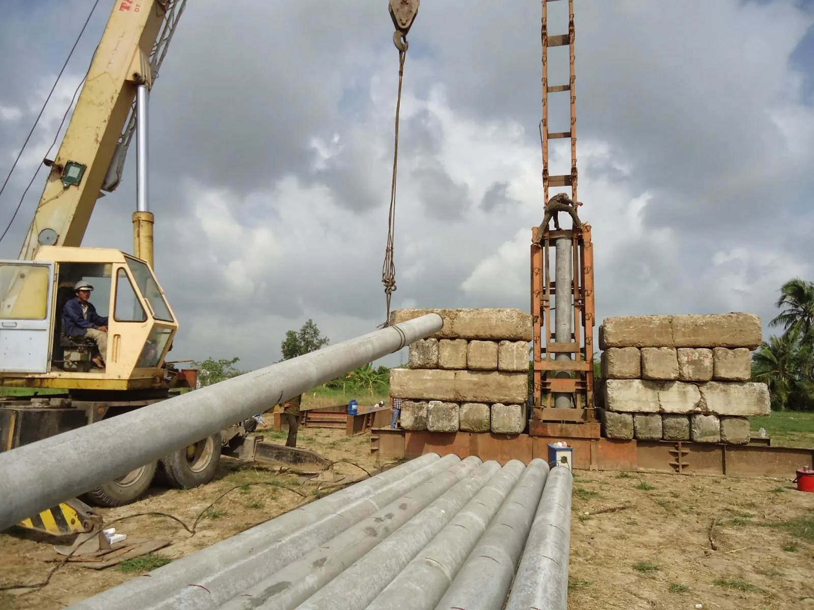 Đồng hồ áp suất máy ép cọc với kim chỉ đang ở vùng làm việc an toàn