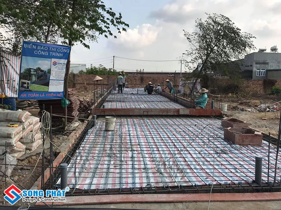 Đóng ván khuôn cho sàn tầng trệt