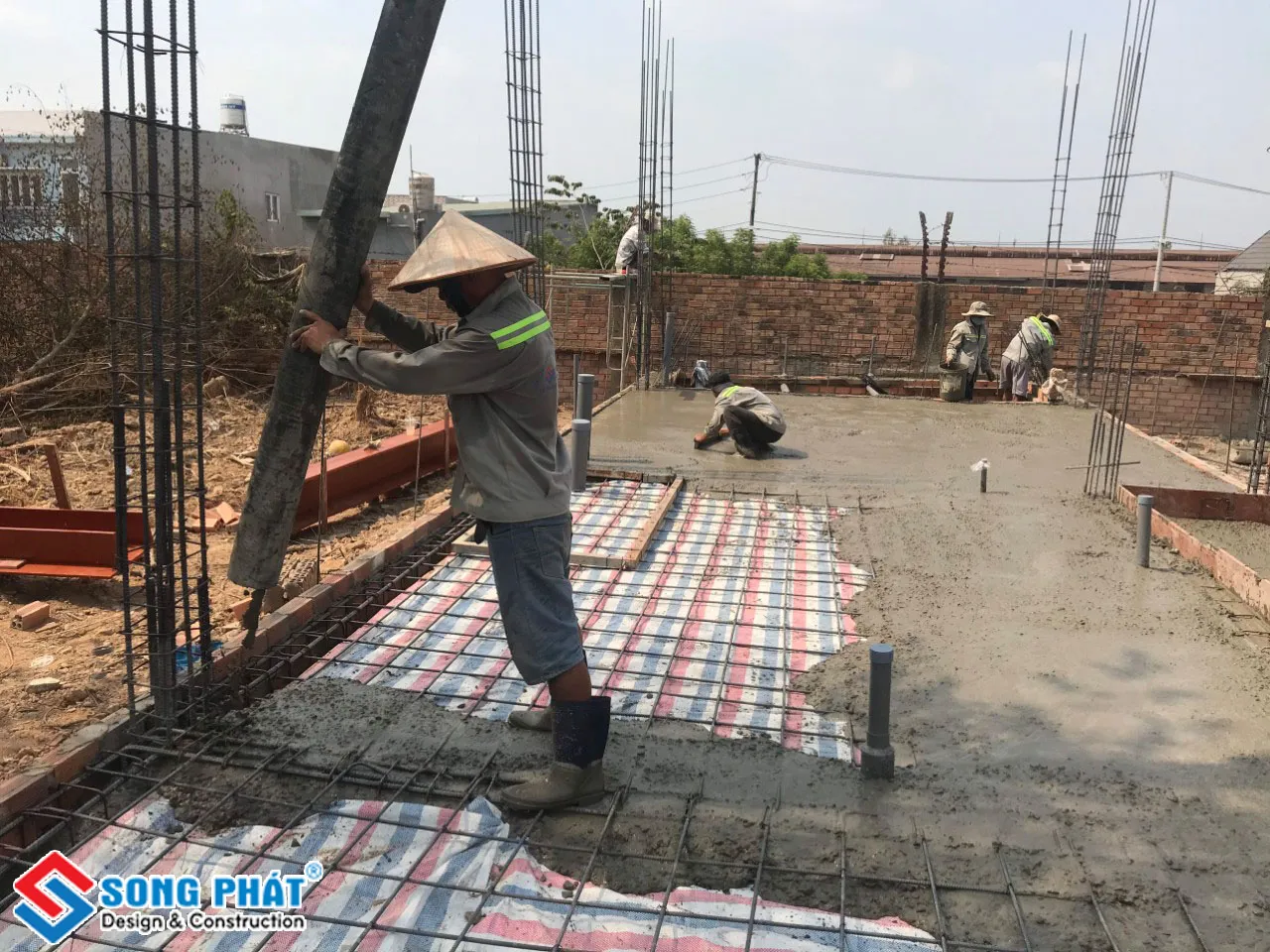 Đổ bê tông sàn trệt với cốt thép phi 10