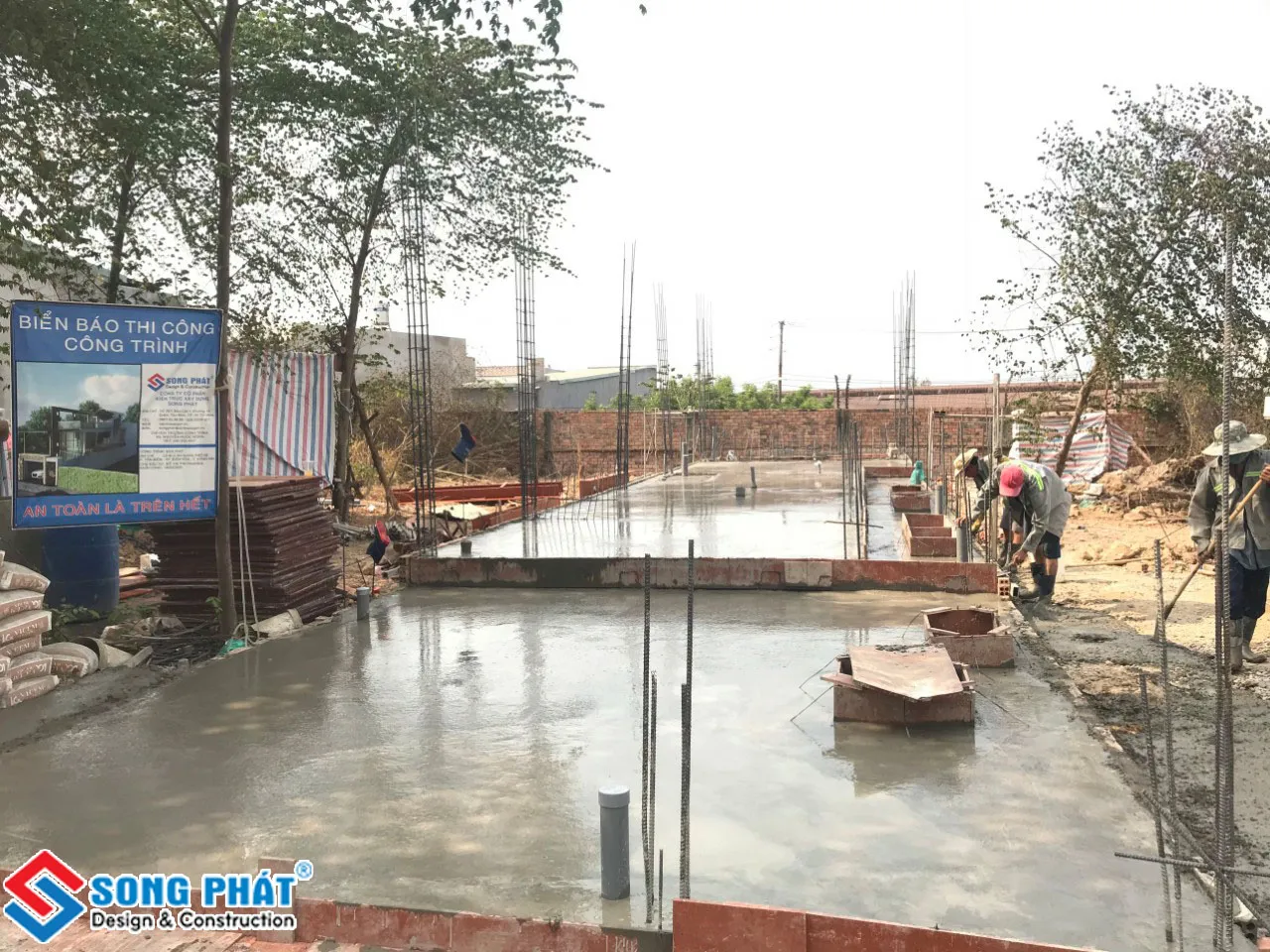 Đổ bê tông sàn trệt với độ dày trung bình 10cm