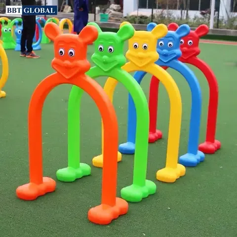 Cổng chui làm từ hộp carton