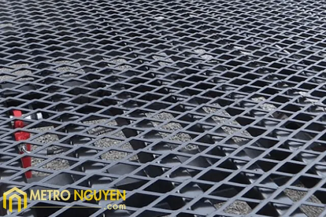 Cách đổ sàn bê tông giả bằng tole thép + lưới mắt cáo