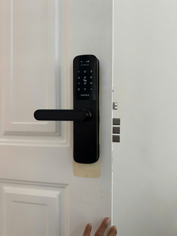 Hướng Dẫn Chi Tiết Cách Thay Khóa Cửa Nhựa Lõi Thép Chuyên Nghiệp