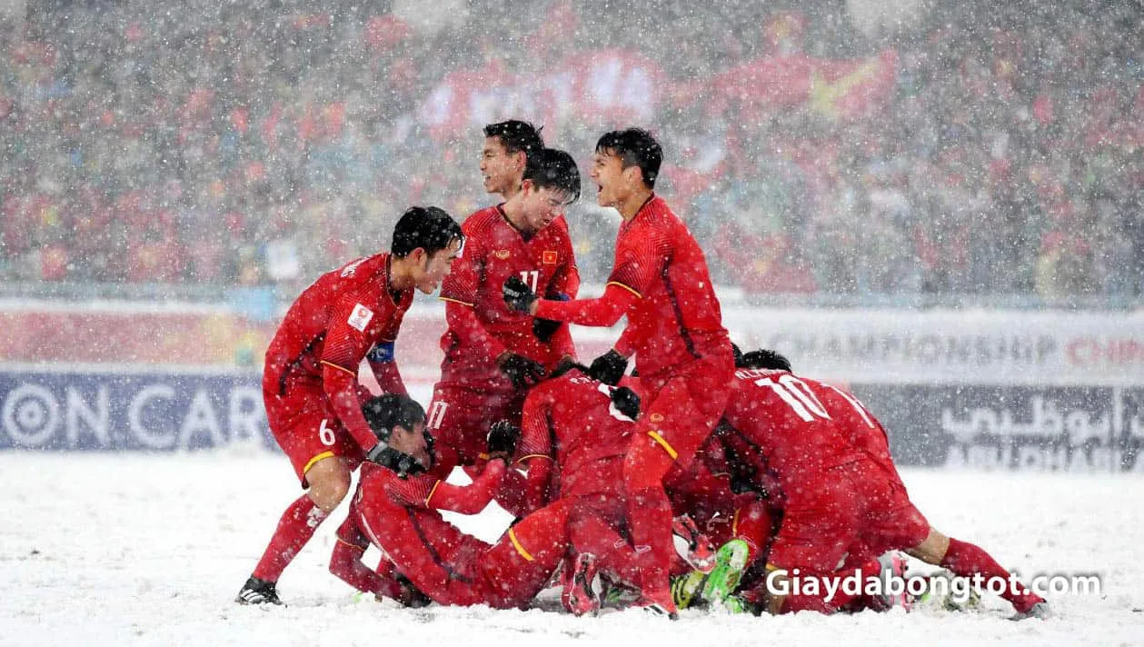 Đội tuyển U23 Việt Nam mang giầy đinh sắt đá bóng trong trận đấu lịch sử tại Thường Châu