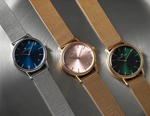 Cận cảnh dây đồng hồ thép không gỉ với các mắt xích được gia công tỉ mỉ