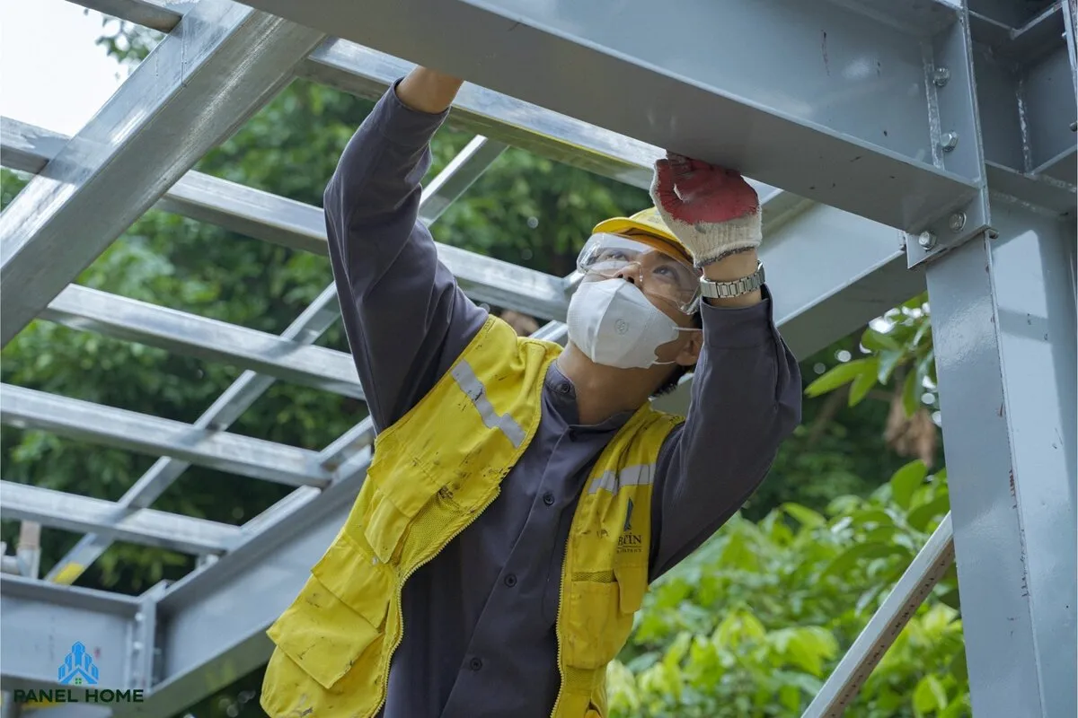 Công nhân lắp đặt cột và dầm thép, cố định bằng bulong và hàn chuyên dụng