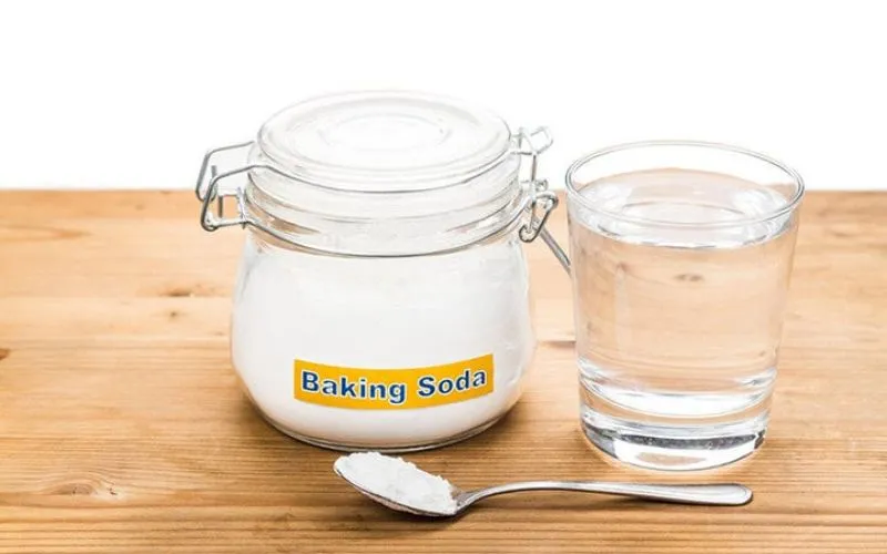 Phản ứng baking soda và giấm tạo bọt làm sạch ống