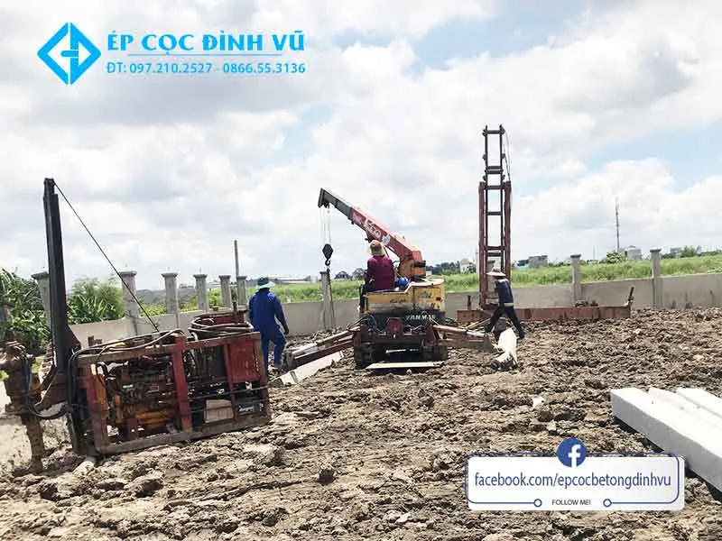 Ép cọc bê tông làm hàng rào