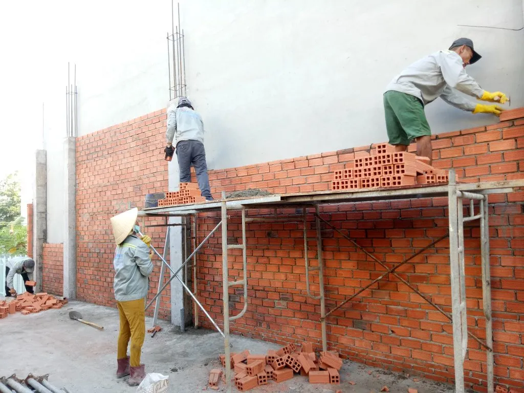 Gạch đinh chống thấm chân tường