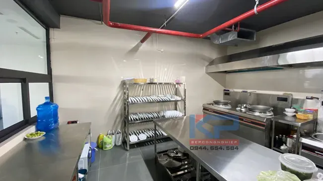 Giá để đồ và bàn chia soạn thực phẩm trong bếp ăn công nghiệp tại Hà Nội