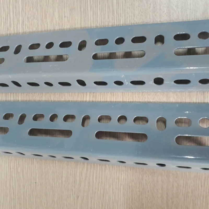 Sắt v lỗ 4x6 dày 2 ly