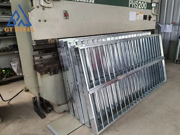 cửa chớp thông gió bằng nguyên liệu mạ kẽm