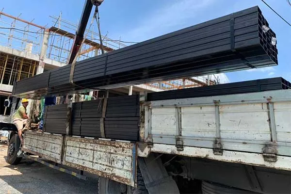 Xe tải giao hàng thép hộp đến công trình, thể hiện dịch vụ chuyên nghiệp