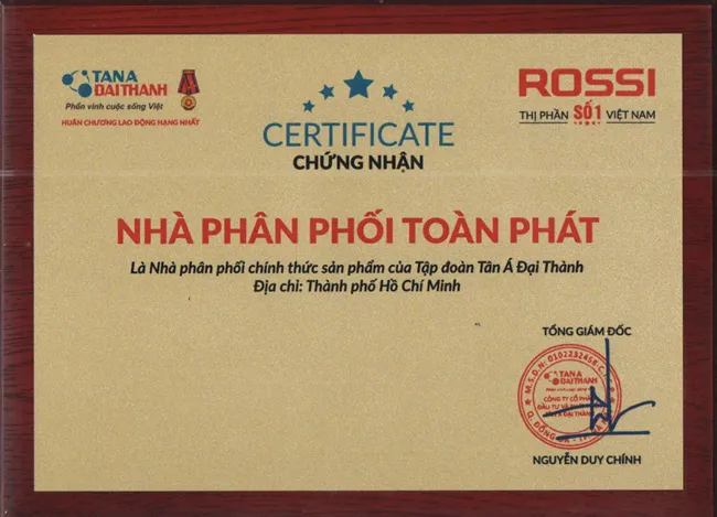 Cảnh sát đang kiểm tra hiện trường nơi nạn nhân được tìm thấy