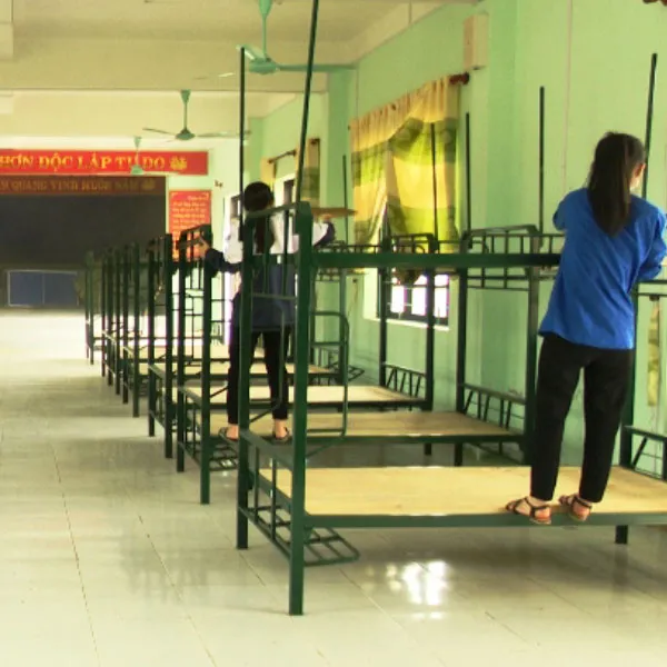 Giường sắt 2 tầng trong doanh trại quân đội