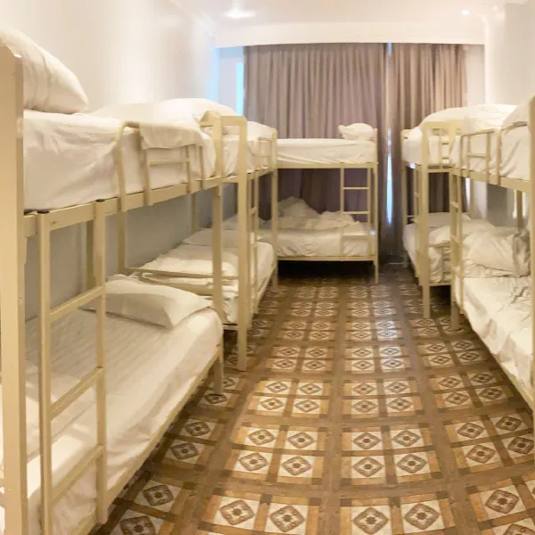 Giường sắt 2 tầng trong homestay lưu trú