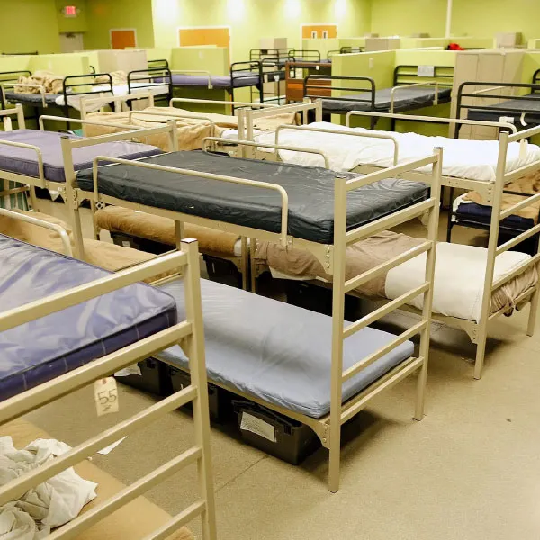 Giường sắt 2 tầng trong ký túc xá sinh viên