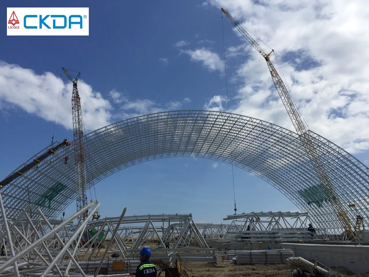 Hình ảnh công trường giàn không gian Vĩnh Tân 4 mở rộng với hệ thống kết cấu thép đang được lắp dựng