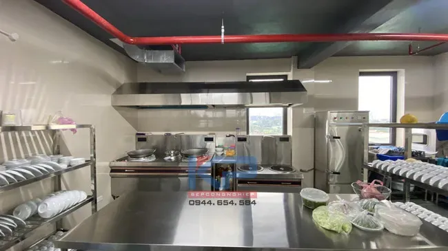 Góc nhìn mặt đứng khu bếp nấu điện chuyên nghiệp cho bếp ăn công nghiệp tại Hà Nội