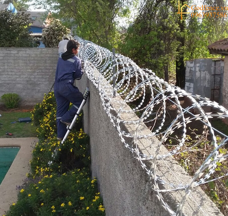 Hướng Dẫn Chi Tiết Cách Làm Hàng Rào Dây Thép Gai Bền Chắc Tại Nhà