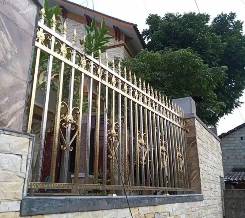 Hàng rào inox mạ vàng với hoa văn tinh xảo