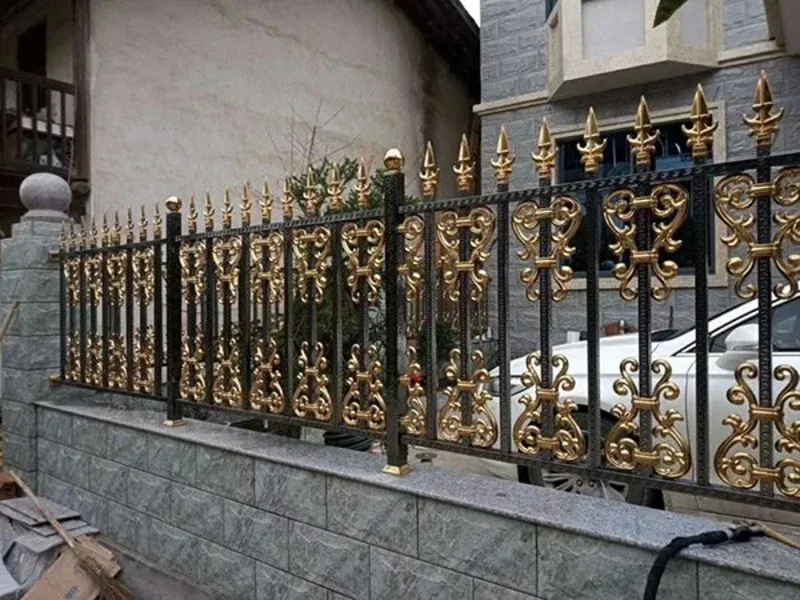 Hàng rào inox màu đen và vàng kết hợp cao cấp